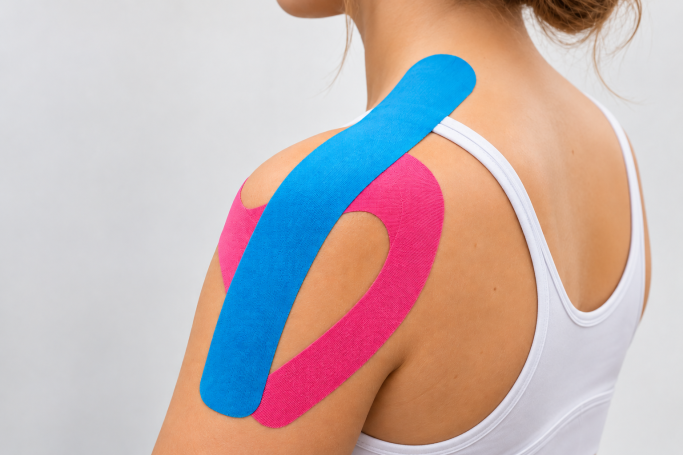 Tabe an der Schulter bei Physiocare-Pflaumer in Schorndorf Schultertape
